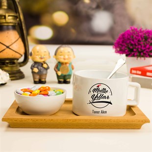 İsme Özel Ahşap Tepsili Kahve Çay Fincanı ve Şekerlik İkram Seti - Mutlu Yıllar Temalı