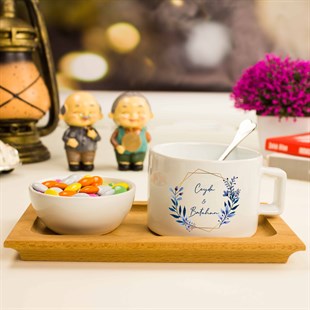 İsme Özel Ahşap Tepsili Kahve Çay Fincanı ve Şekerlik İkram Seti - Çiçek Tasarımlı
