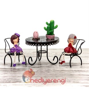 Masada Oturan Sevimli Kızlar Temalı Minyatür Biblo Seti
