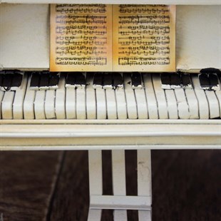 Nostaljik Dekoratif Metal Piyano Kumbara