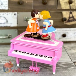 Piyano Tasarımlı Öpüşen Aşıklar Temalı Hareketli Müzik Kutusu​ Pembe