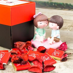 Sevgiliye Özel Kalpli Biblolar ve Çikolata Dolu Patlayan Kutu Seti